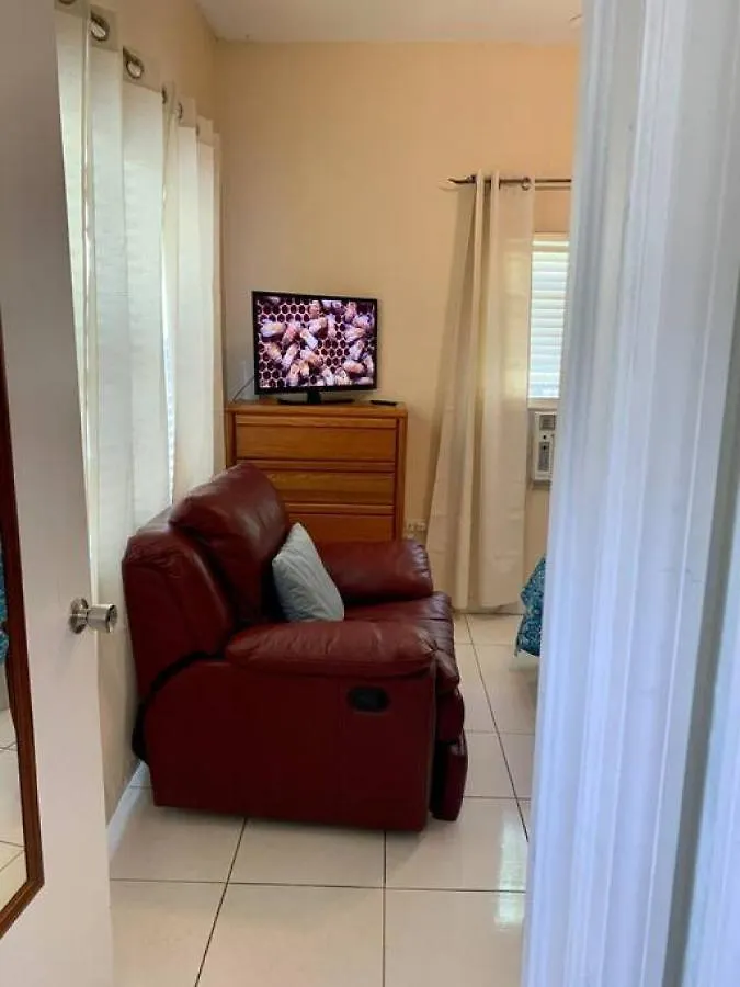 Suite 4, Blue Pavilion - Steps To Beach - Car, Value, Service West Bay 0*,